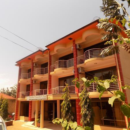 Entebbe Traveller'S Hotel Buitenkant foto