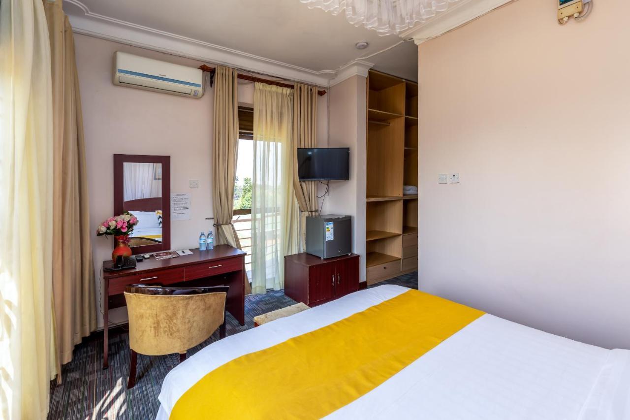 Entebbe Traveller'S Hotel Buitenkant foto
