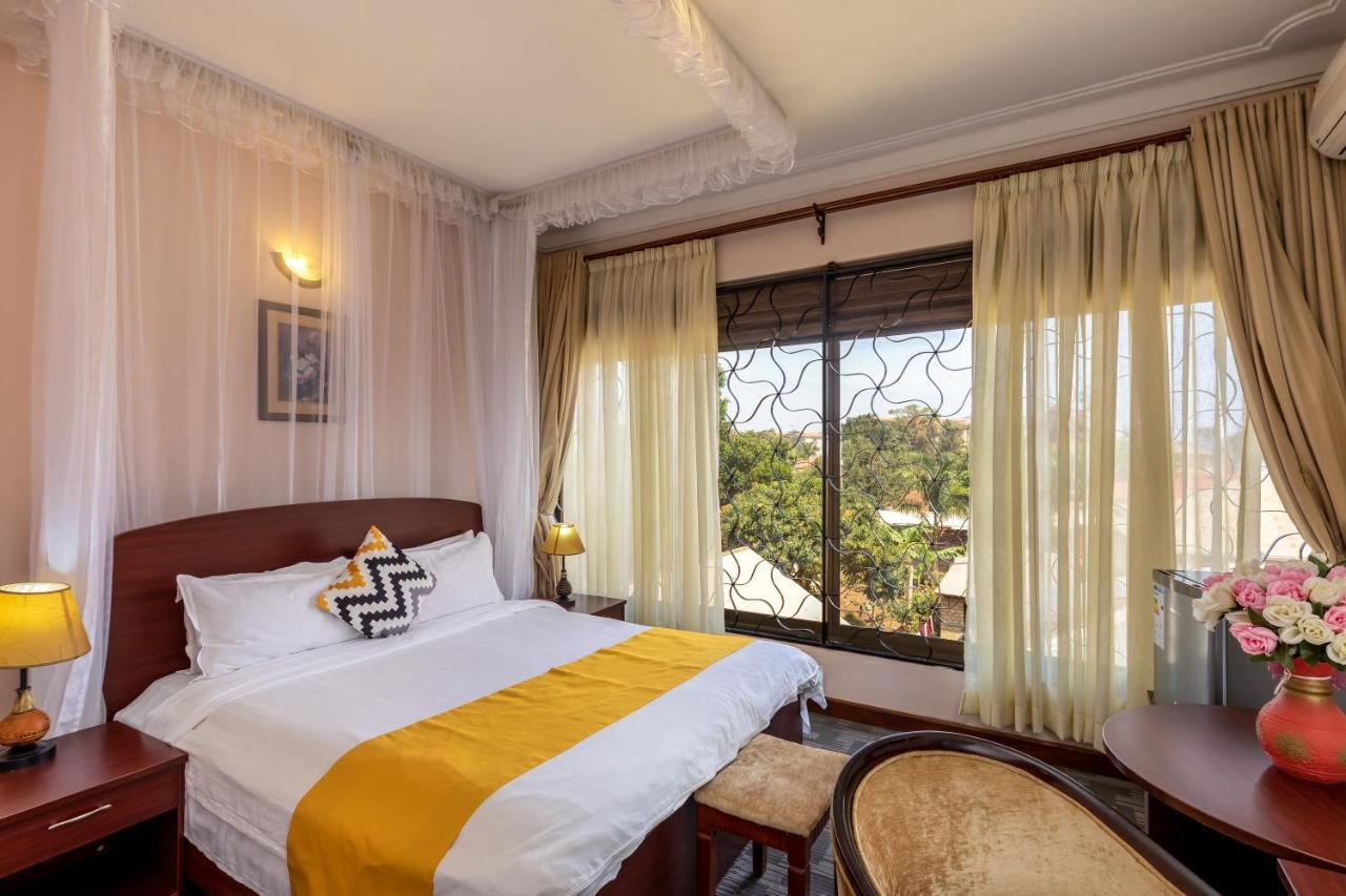 Entebbe Traveller'S Hotel Buitenkant foto