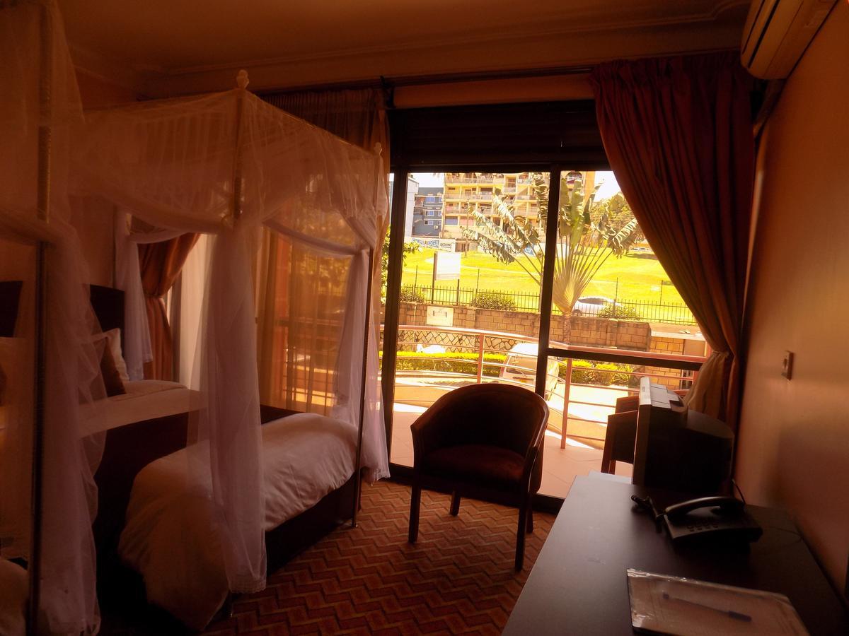 Entebbe Traveller'S Hotel Buitenkant foto