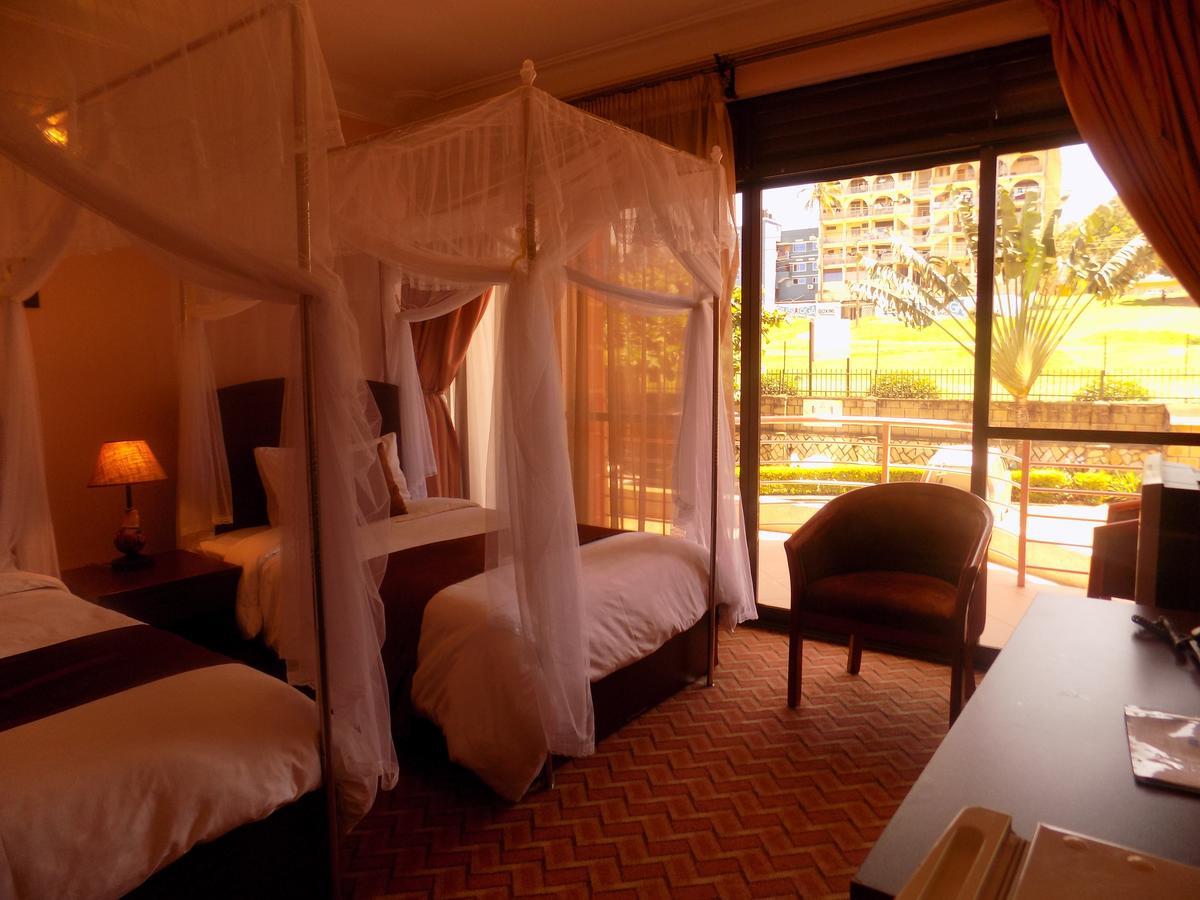 Entebbe Traveller'S Hotel Buitenkant foto
