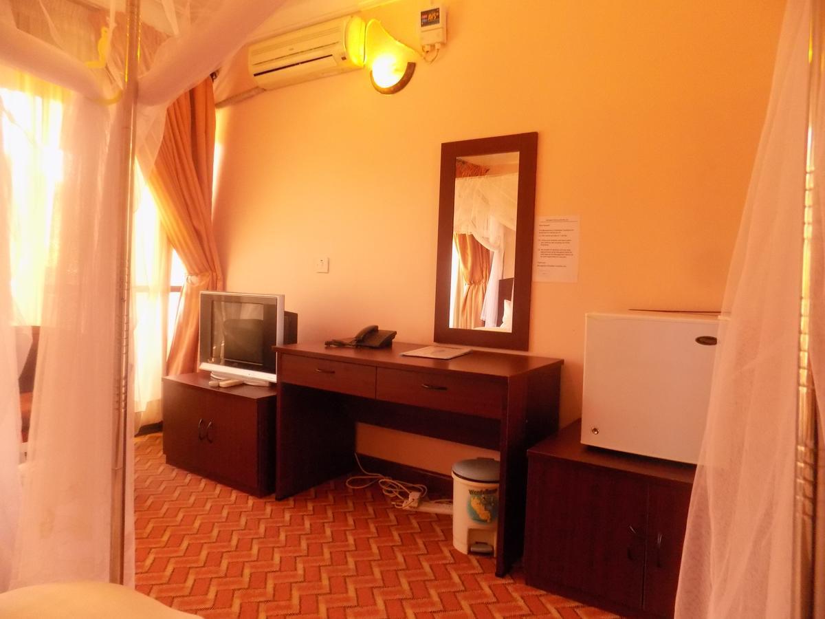 Entebbe Traveller'S Hotel Buitenkant foto