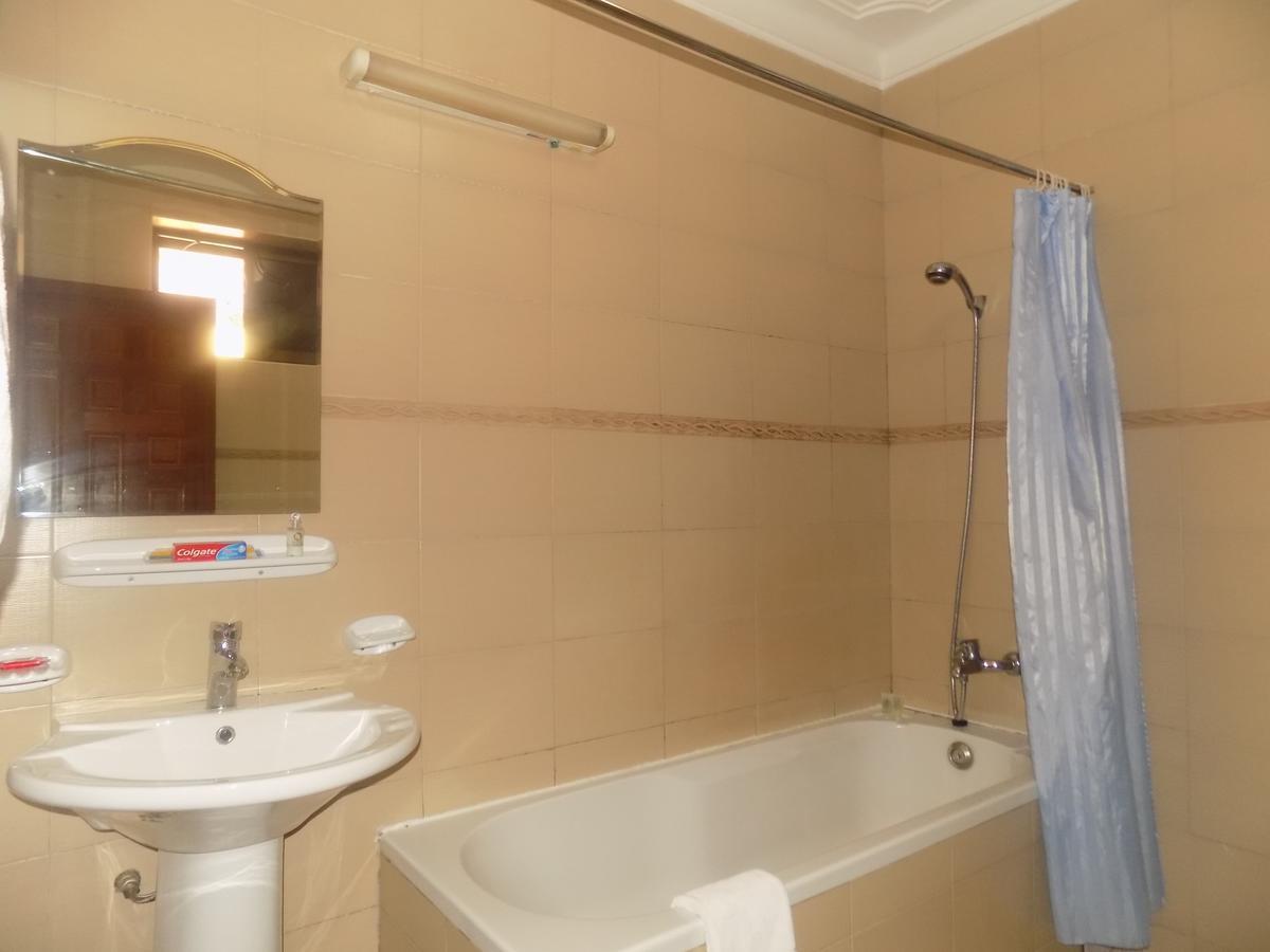 Entebbe Traveller'S Hotel Buitenkant foto