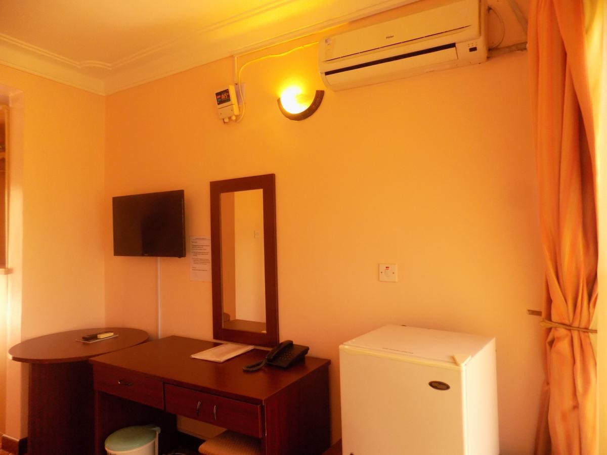 Entebbe Traveller'S Hotel Buitenkant foto