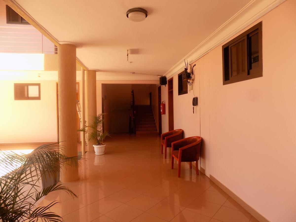 Entebbe Traveller'S Hotel Buitenkant foto