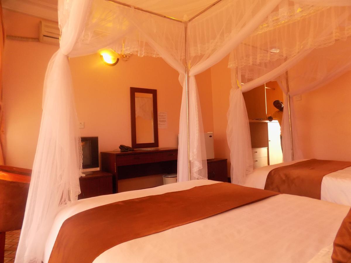 Entebbe Traveller'S Hotel Buitenkant foto