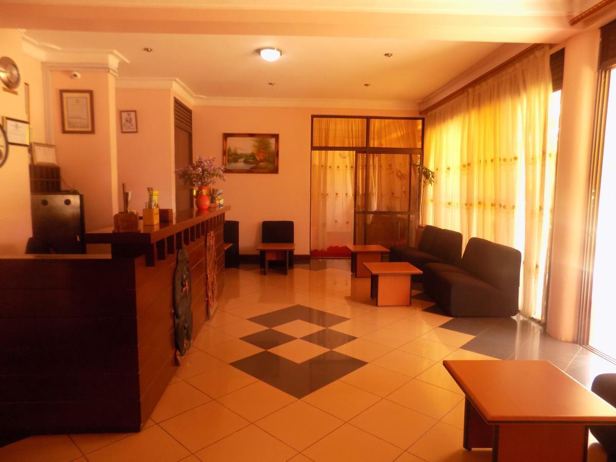 Entebbe Traveller'S Hotel Buitenkant foto