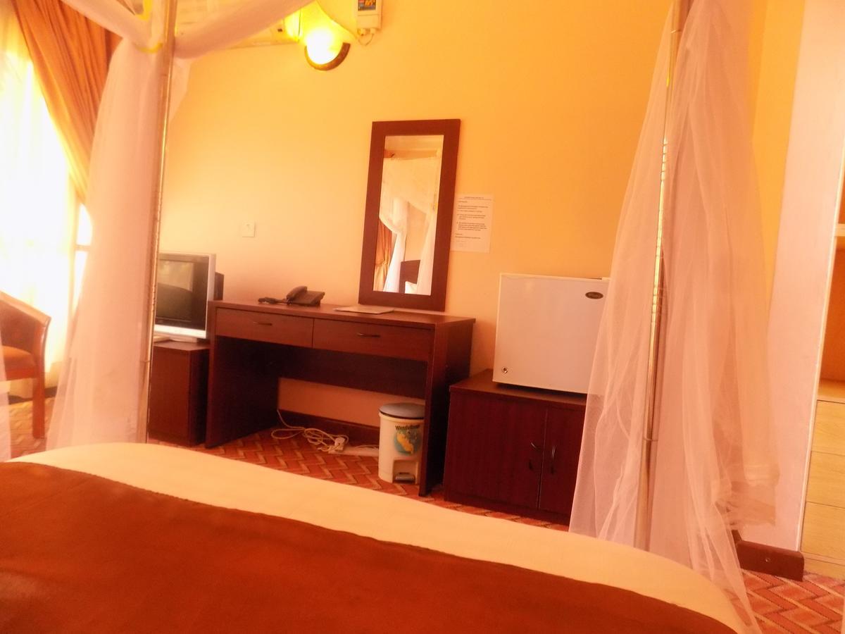 Entebbe Traveller'S Hotel Buitenkant foto