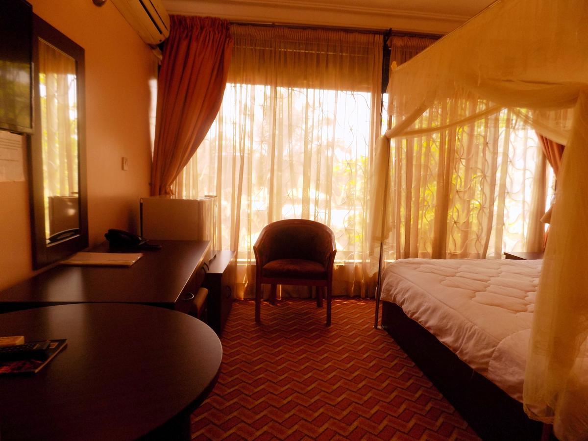 Entebbe Traveller'S Hotel Buitenkant foto