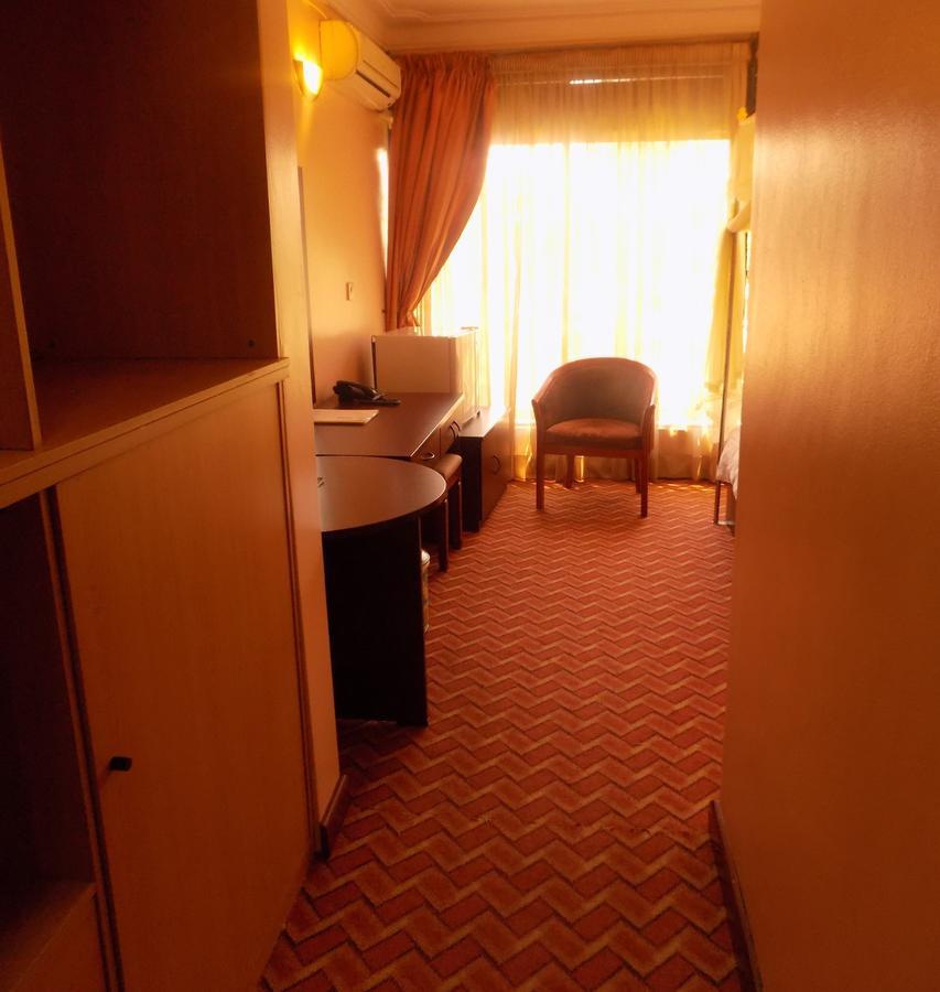 Entebbe Traveller'S Hotel Buitenkant foto