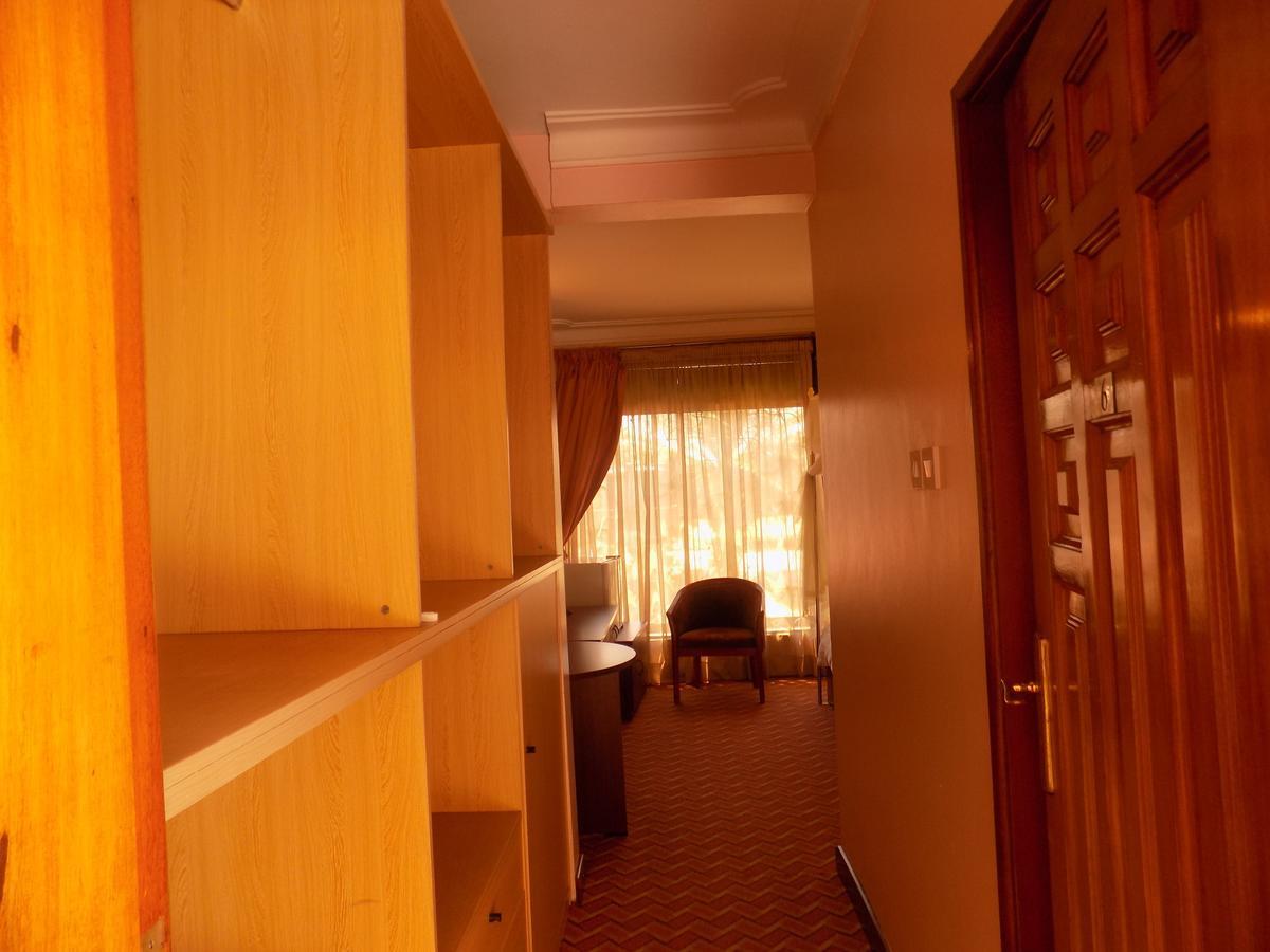 Entebbe Traveller'S Hotel Buitenkant foto